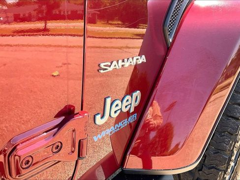 Used 2021 Jeep Wrangler Unlimited Sahara w/ Cold Weather Group AWD/4WD image 11