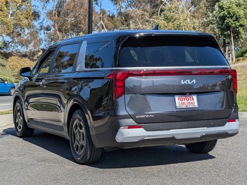 Used 2025 Kia Carnival FWD image 13