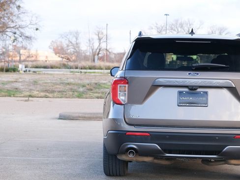 Used 2021 Ford Explorer XLT w/ Equipment Group 202A image 10