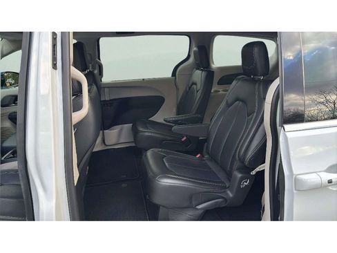 Used 2024 Chrysler Pacifica Touring-L image 12