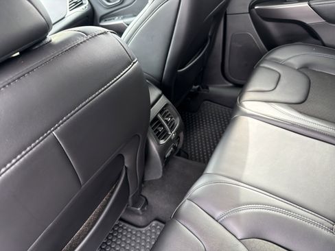 Used 2019 Jeep Cherokee Latitude Plus w/ Comfort/Convenience Group image 16