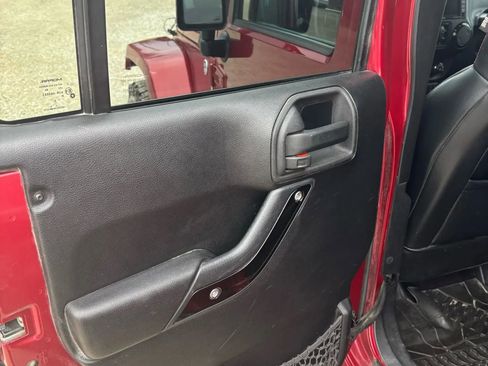 Used 2012 Jeep Wrangler Unlimited Sahara AWD/4WD image 16