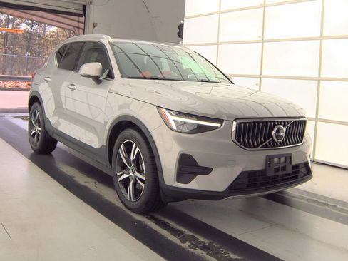 Used 2025 Volvo XC40 B5 Core image 1