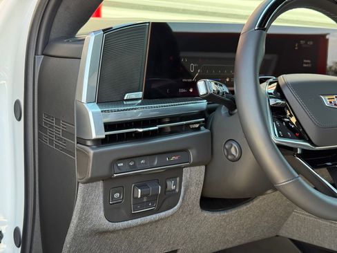 Used 2025 Cadillac Escalade ESV V AWD/4WD image 19
