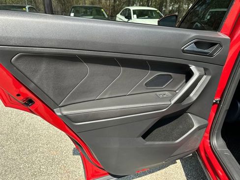 Used 2022 Volkswagen Tiguan SE w/ Panoramic Sunroof Package image 12