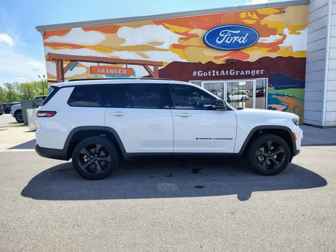 Used 2023 Jeep Grand Cherokee L Laredo AWD/4WD image 6