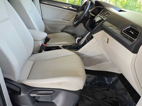 Used 2023 Volkswagen Tiguan SE w/ Panoramic Sunroof Package image 23