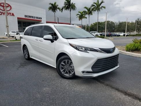 Used 2024 Toyota Sienna XLE image 30