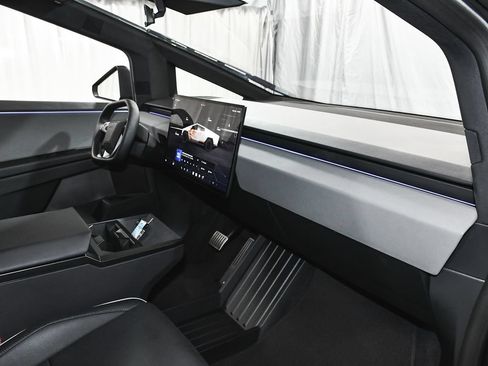Used 2025 Tesla Cybertruck AWD Crew Cab image 63