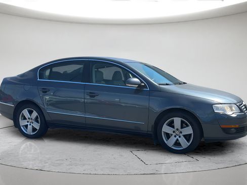 Used 2009 Volkswagen Passat Komfort FWD image 4