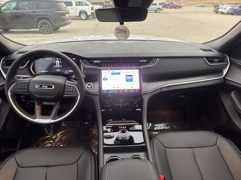 New 2025 Jeep Grand Cherokee Limited w/ Black Appearance Package image 9