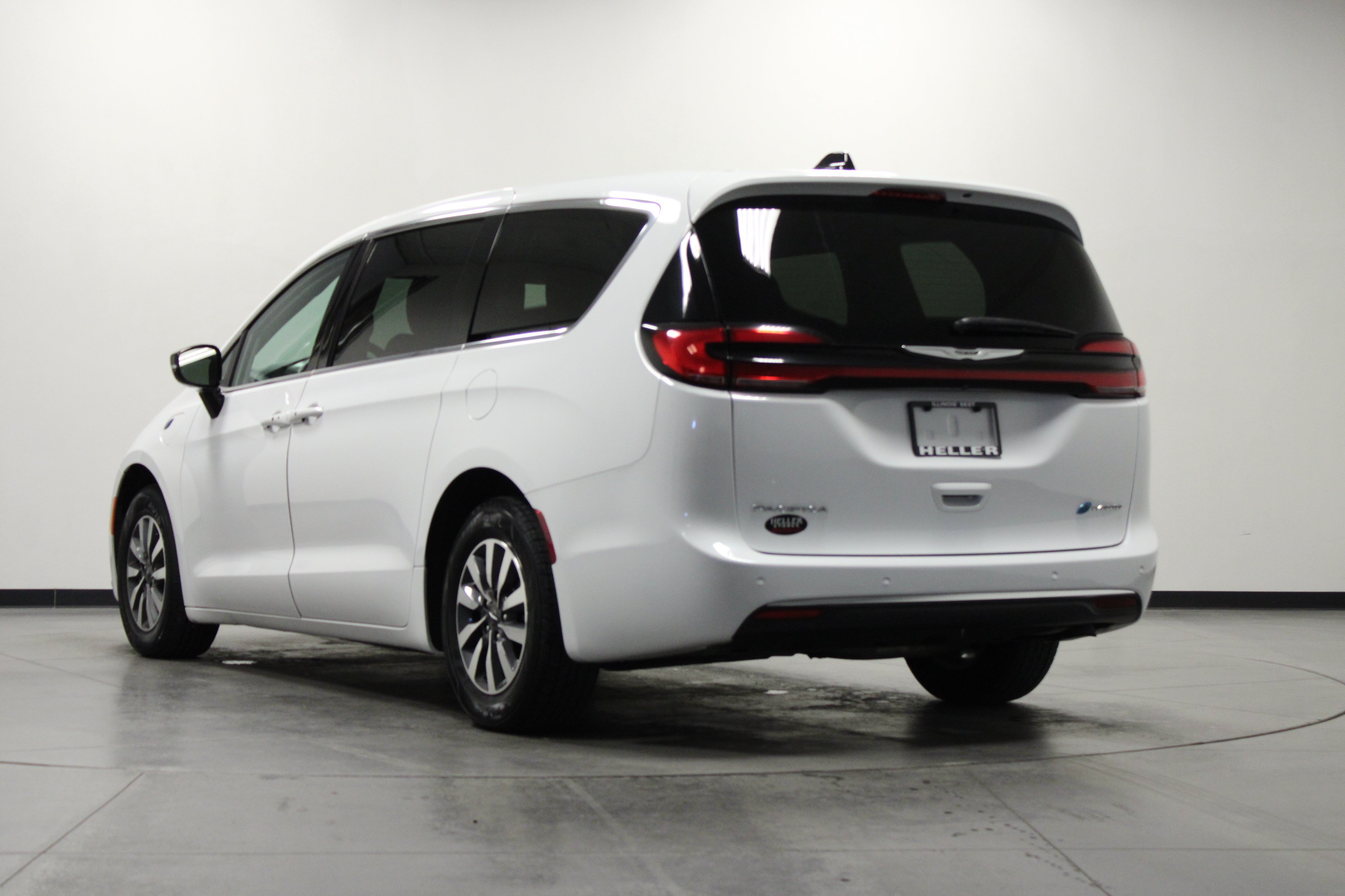 Used 2024 Chrysler Pacifica Limited FWD image 6
