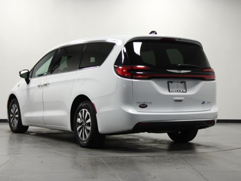 Used 2024 Chrysler Pacifica Limited FWD image 6
