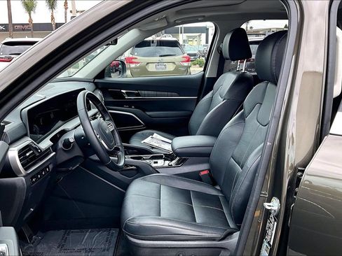 Used 2024 Kia Telluride EX w/ EX Captain's Chair Package FWD image 14