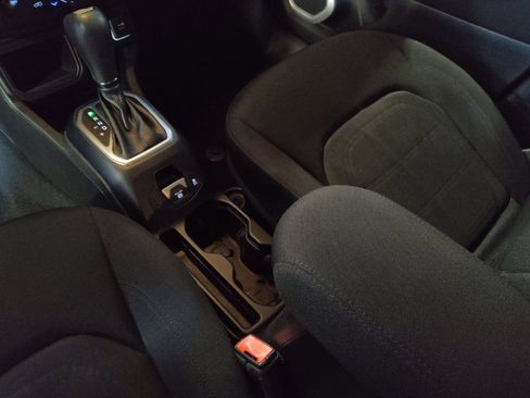 Used 2018 Jeep Renegade Latitude FWD image 26