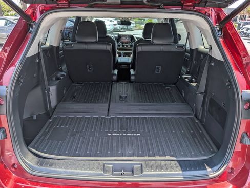 Used 2020 Toyota Highlander XLE AWD/4WD image 15