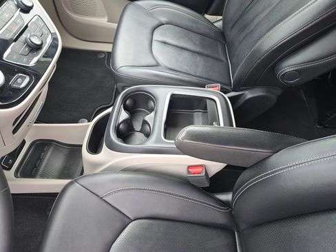 Used 2024 Chrysler Pacifica Touring-L image 26