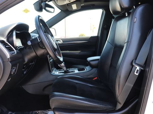 Used 2017 Jeep Grand Cherokee Altitude RWD image 10