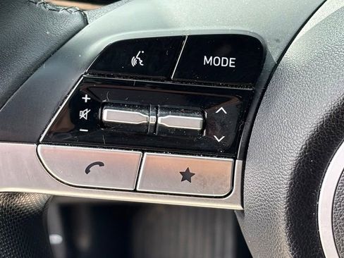 Used 2025 Hyundai Elantra Limited FWD image 12