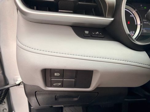 Used 2023 Toyota Highlander XLE AWD/4WD image 28