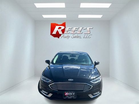 Used 2017 Ford Fusion SE w/ Fusion SE Technology Package image 2
