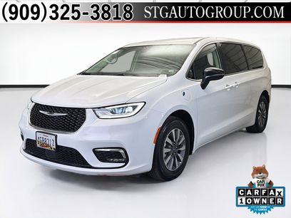 Used 2024 Chrysler Pacifica Select