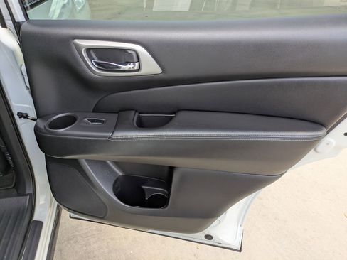 Used 2020 Nissan Pathfinder SV image 27