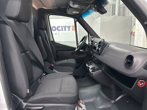 Used 2019 Freightliner Sprinter 144 image 18