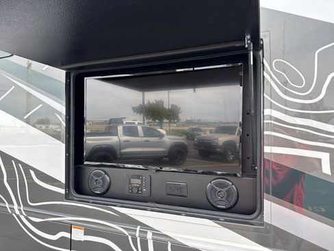 Used 2022 Ford F550 4x4 Regular Cab Super Duty w/ XLT Value Package image 43