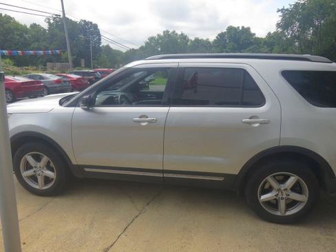 Used 2017 Ford Explorer XLT AWD/4WD image 4