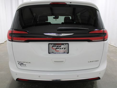 Used 2023 Chrysler Pacifica Limited FWD image 7