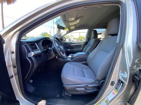Used 2016 Toyota Highlander LE image 26
