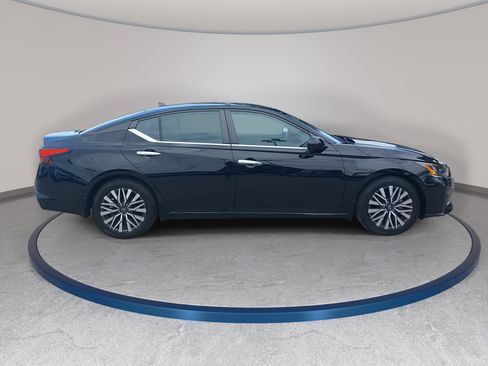 Used 2024 Nissan Altima 2.5 SV w/ SV Premium Package FWD image 4