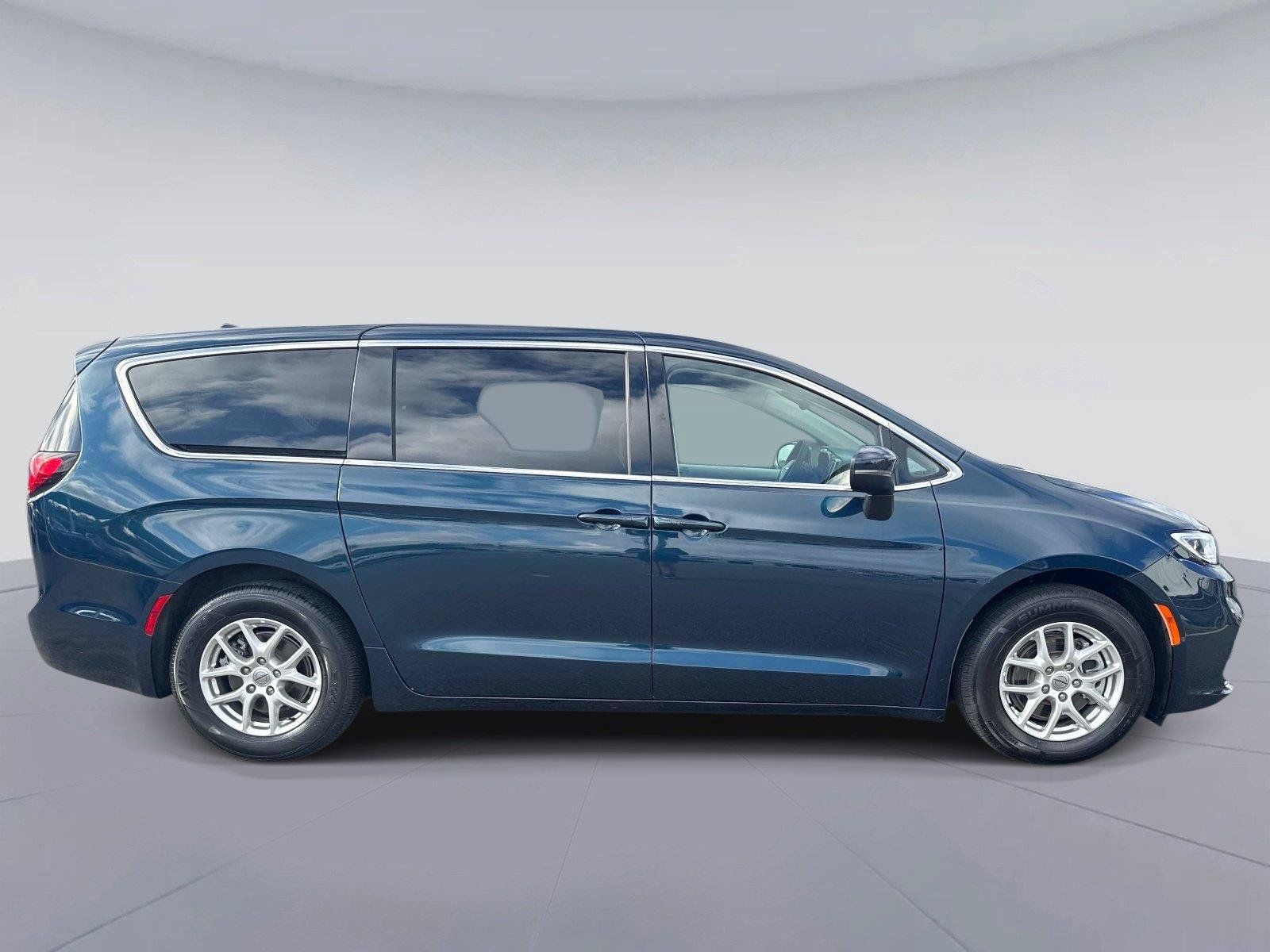 Used 2023 Chrysler Pacifica Touring-L FWD image 2