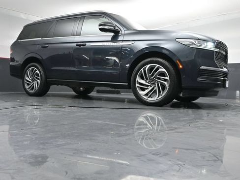 Certified 2025 Lincoln Navigator Reserve AWD/4WD image 38