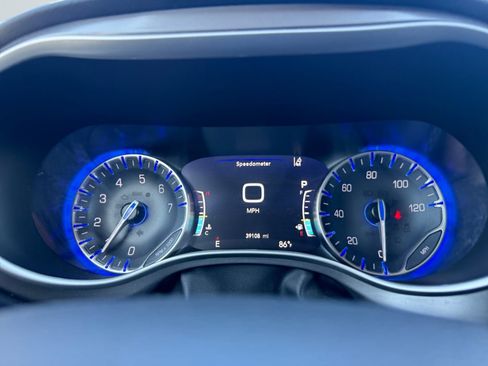 Used 2023 Chrysler Pacifica Touring-L image 12