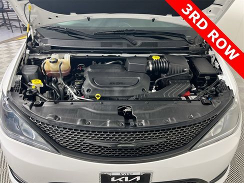 Used 2020 Chrysler Pacifica Touring w/ S Appearance Package image 31