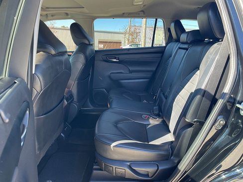 Used 2020 Toyota Highlander XLE image 32
