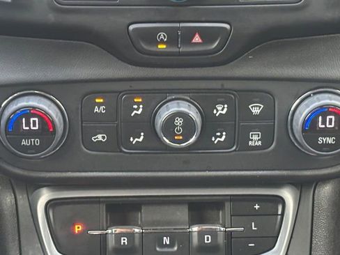 Used 2024 GMC Terrain SLE w/ Driver Convenience Package FWD image 4
