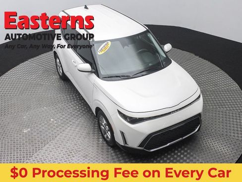 Used 2023 Kia Soul LX w/ LX Technology Package FWD image 3