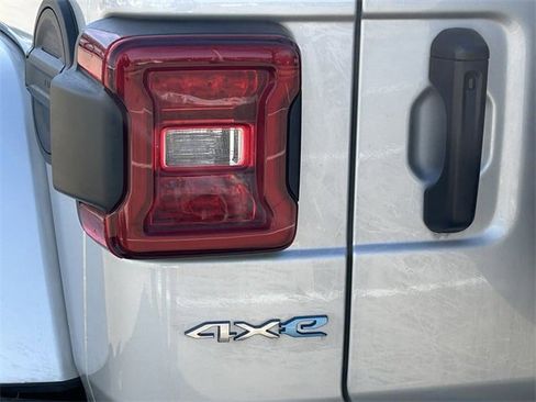 Used 2024 Jeep Wrangler Unlimited Sahara w/ Technology Group image 9