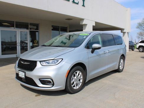 Certified 2023 Chrysler Pacifica Touring-L FWD image 2