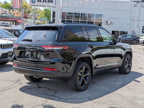 Used 2023 Jeep Grand Cherokee Limited w/ Black Appearance Package AWD/4WD image 6