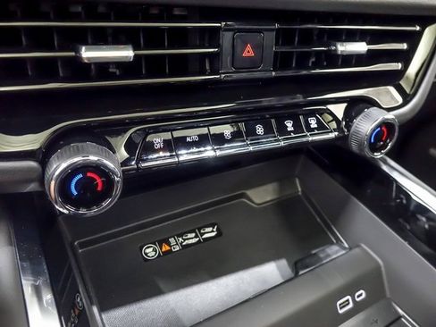 New 2026 Chevrolet Suburban Premier image 24