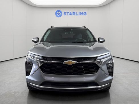 Used 2025 Chevrolet Trax LT image 2