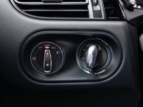 Certified 2025 Porsche Macan image 17