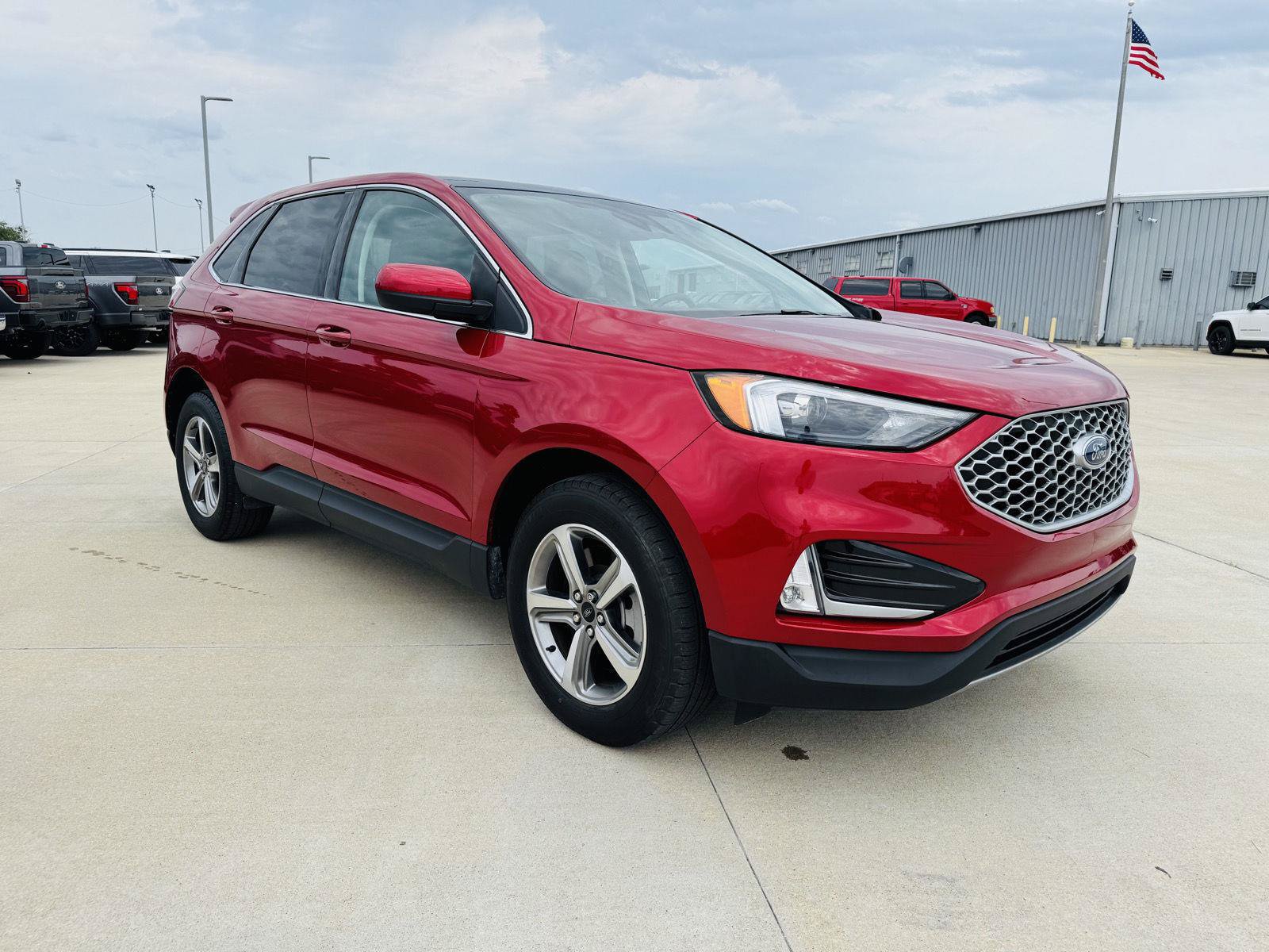 Used 2024 Ford Edge SEL w/ Convenience Package AWD/4WD image 2