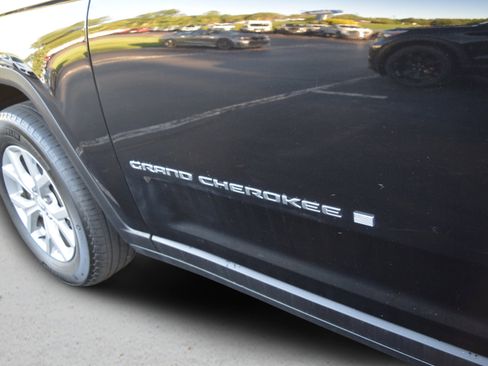 Used 2023 Jeep Grand Cherokee L Limited AWD/4WD image 11