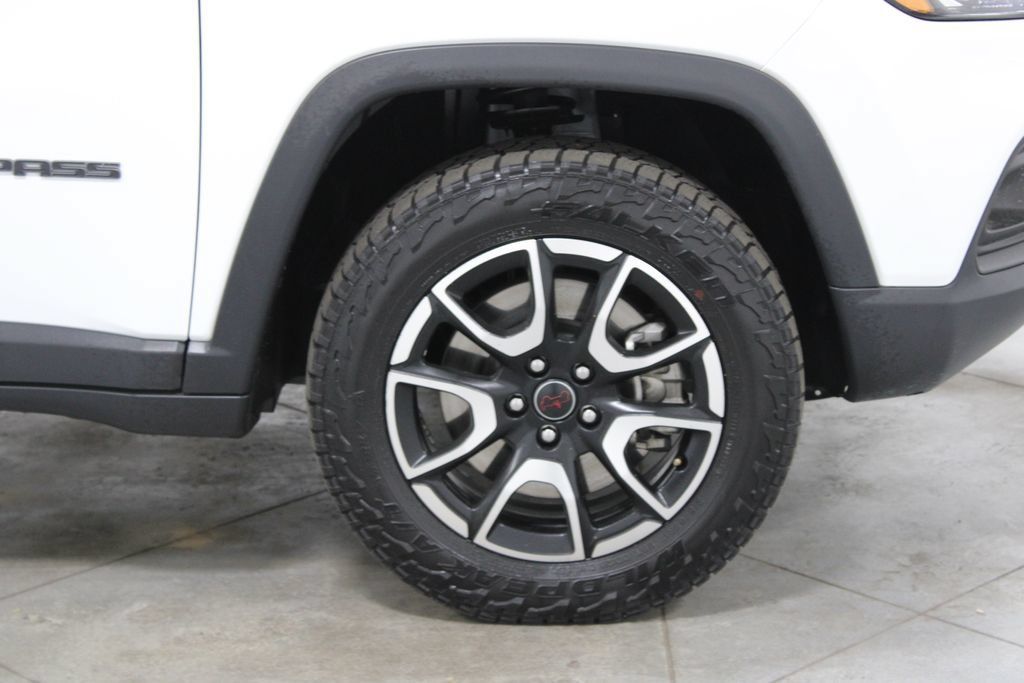 Used 2025 Jeep Compass Trailhawk AWD/4WD image 12