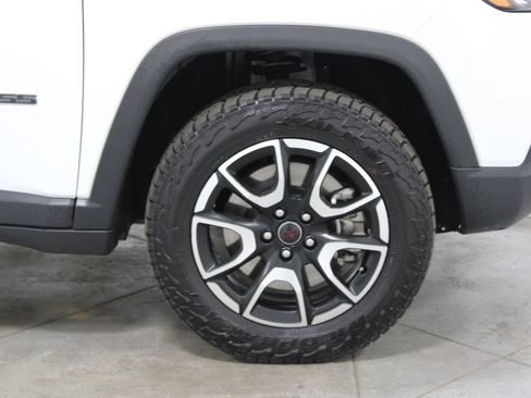 Used 2025 Jeep Compass Trailhawk AWD/4WD image 12